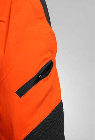 Melnas ar oranžu Husqvarna jostas aizsargbikses, modelis ''Technical Extreme'', Viegli aizsniedzama kabata uz kreisās bikšu staras